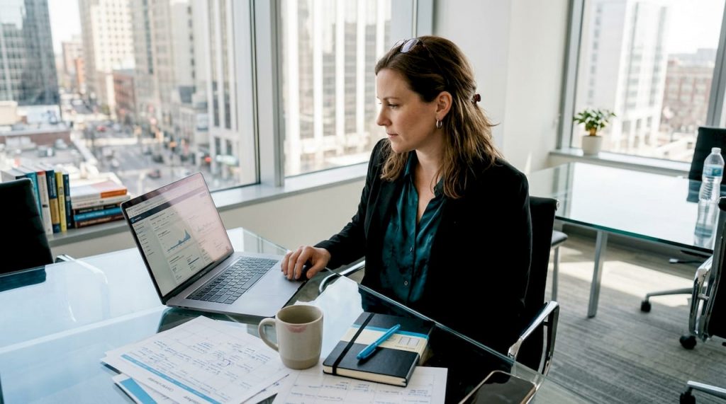 Strategist plans LinkedIn content in office